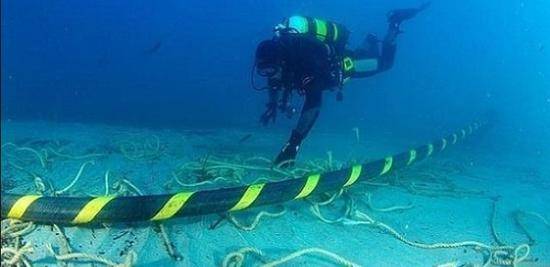 Fiber optic cables under the ocean in transmission technology(图1)