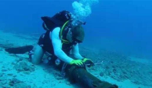 Fiber optic cables under the ocean s repair process(图1)