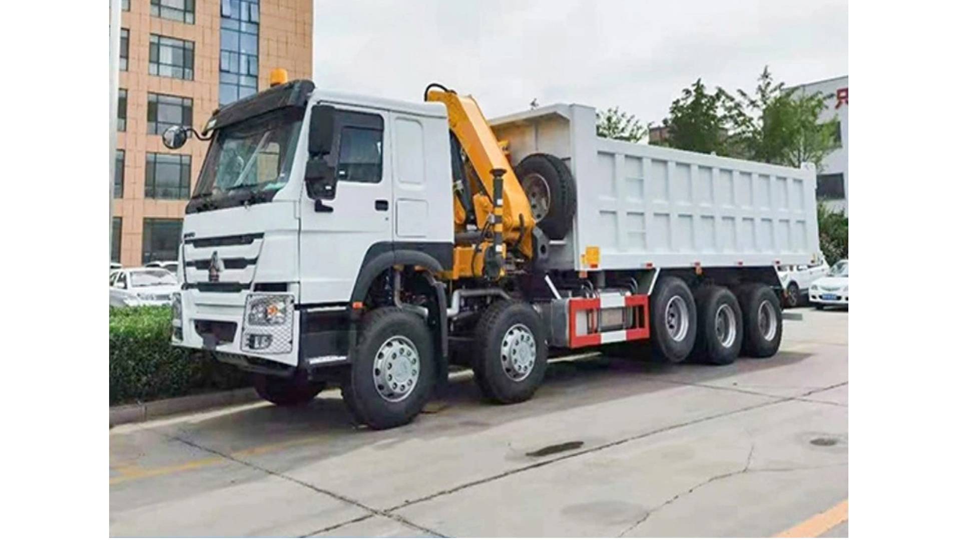 Sinotruk HOWO 8X4 New Dump Truck with Crane